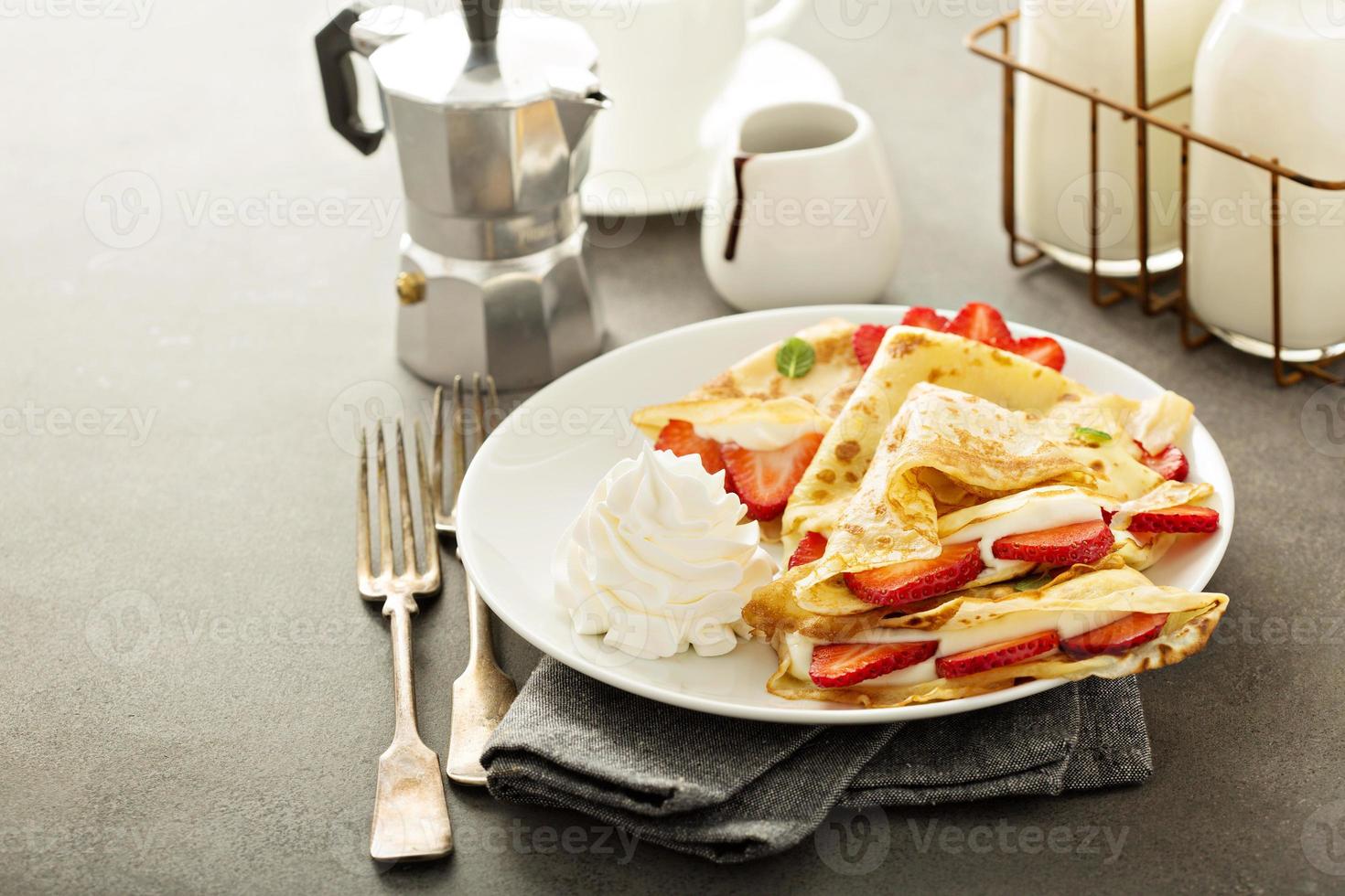 dünne Crêpes mit Beeren foto