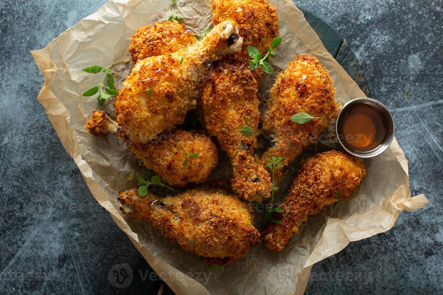 panko panierte frittierte Hähnchenkeulen foto