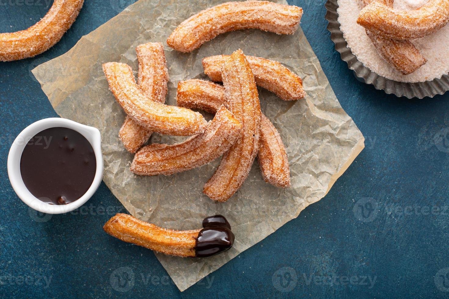 hausgemachte Churros mit Zimtzucker auf Pergament foto