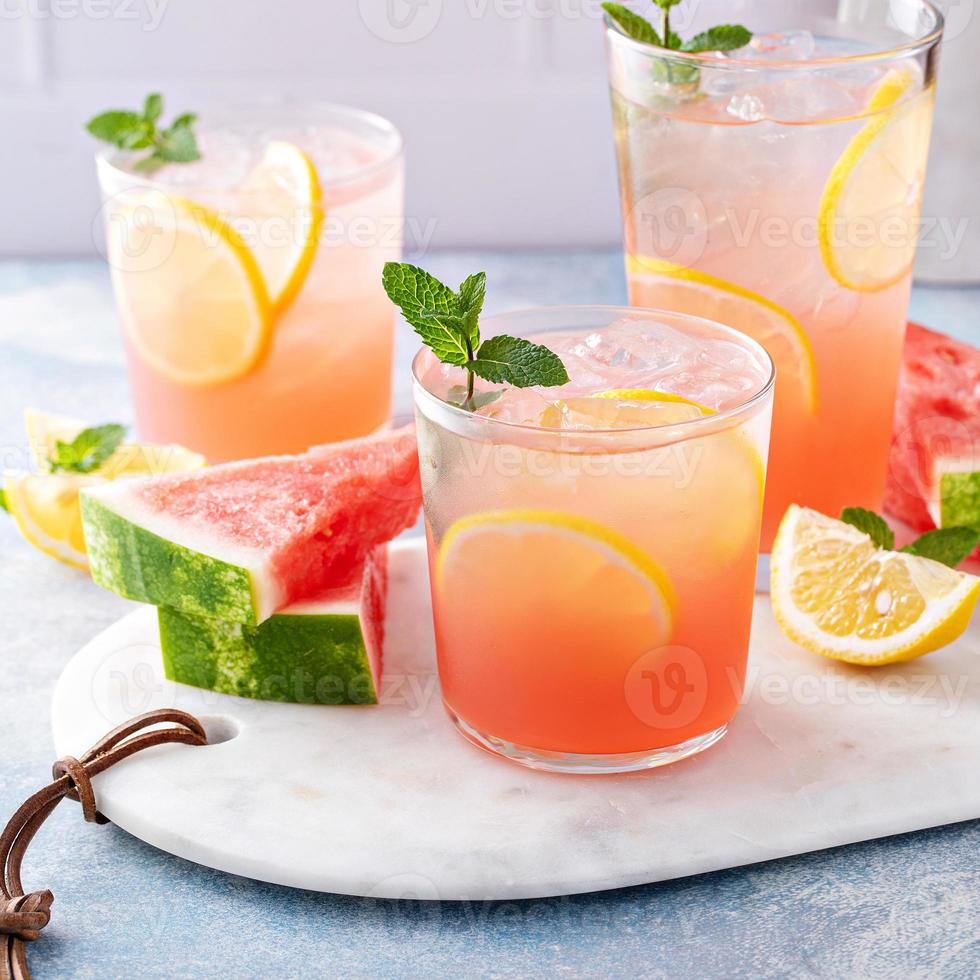 Wassermelonenlimonade oder Cocktail, erfrischendes Sommergetränk foto