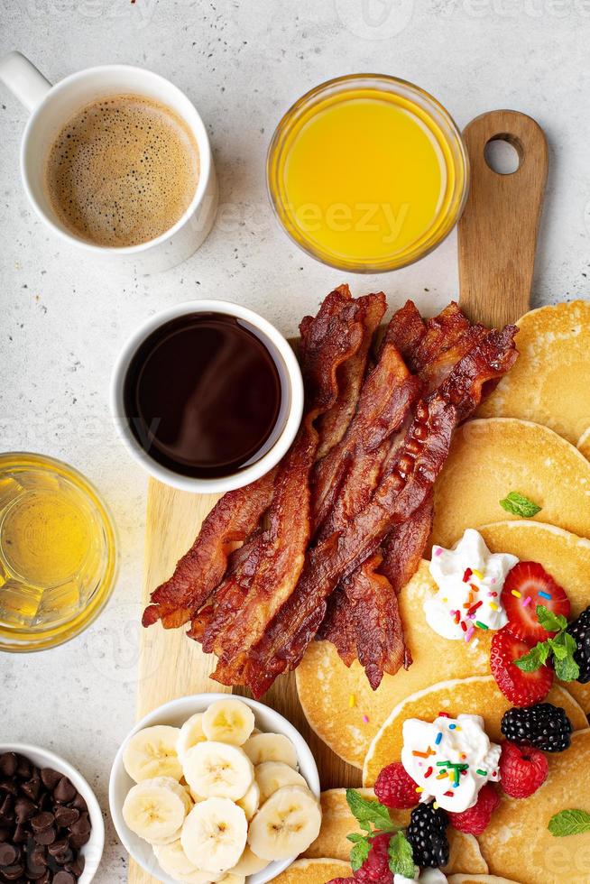 großes Pfannkuchenfrühstück foto