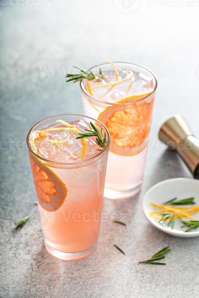 kalter und erfrischender Sommer-Grapefruit-Cocktail foto