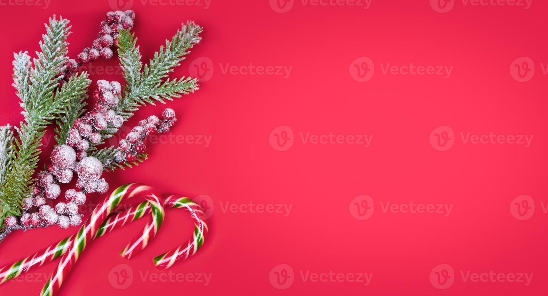 Weihnachtsbaum und Zuckerstange auf rotem Hintergrund. foto