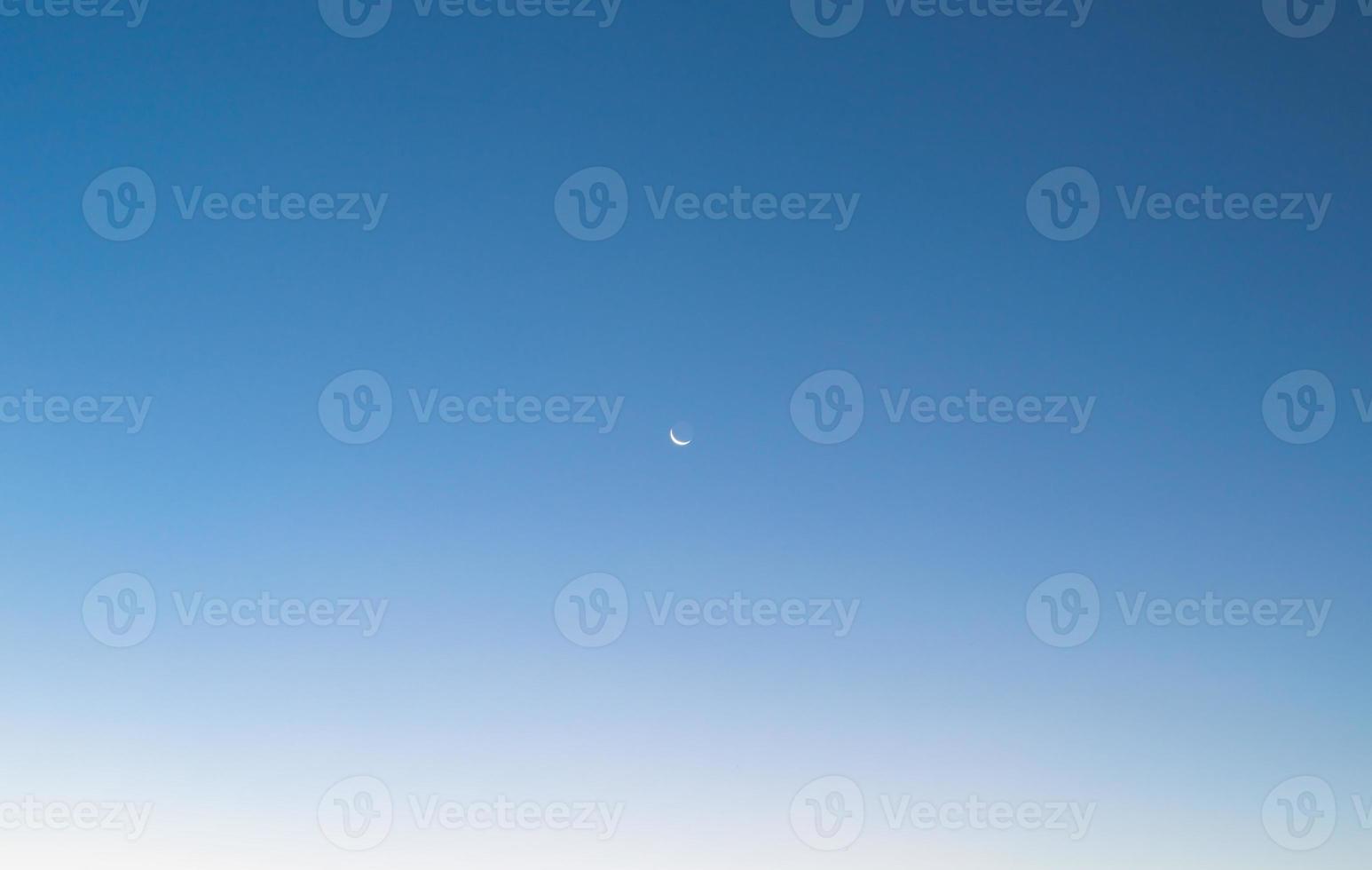 landschaftsansicht mit blauem klarem himmel und kleinem mond foto