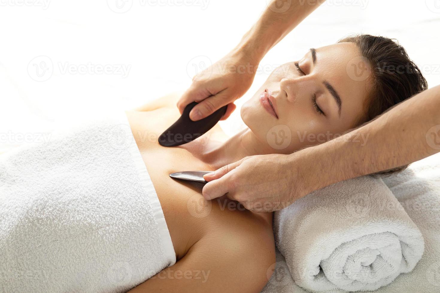 Frau während der traditionellen chinesischen Massage - Gua Sha foto