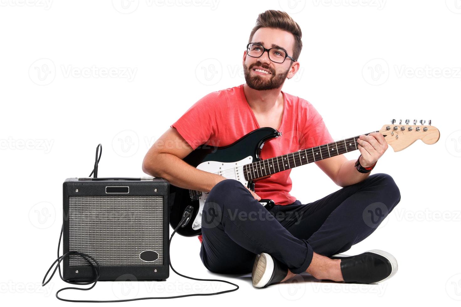 Kerl mit einer Gitarre auf weißem Hintergrund foto