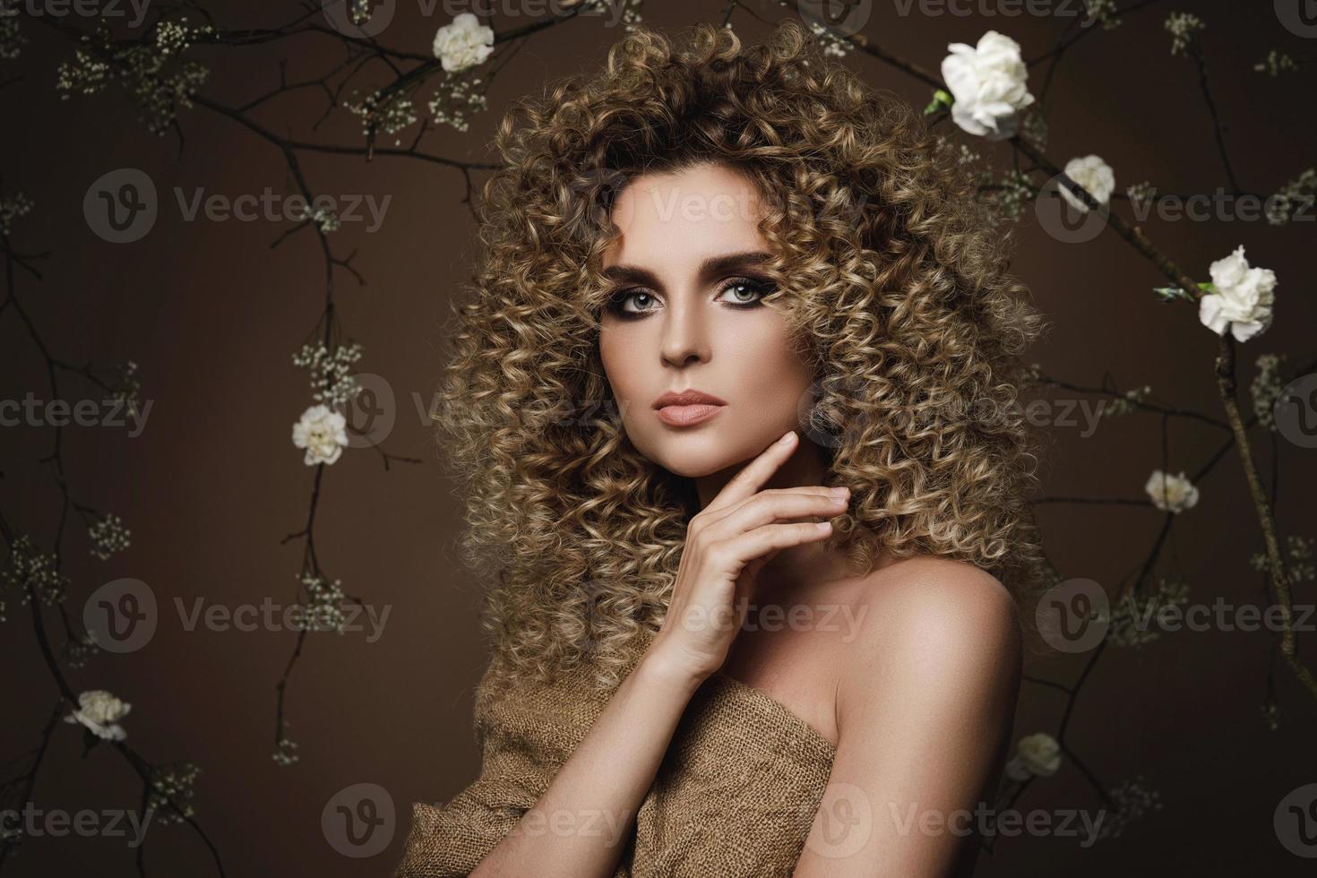 Porträt einer hübschen jungen Frau mit Afro-Frisur und schönem Make-up foto