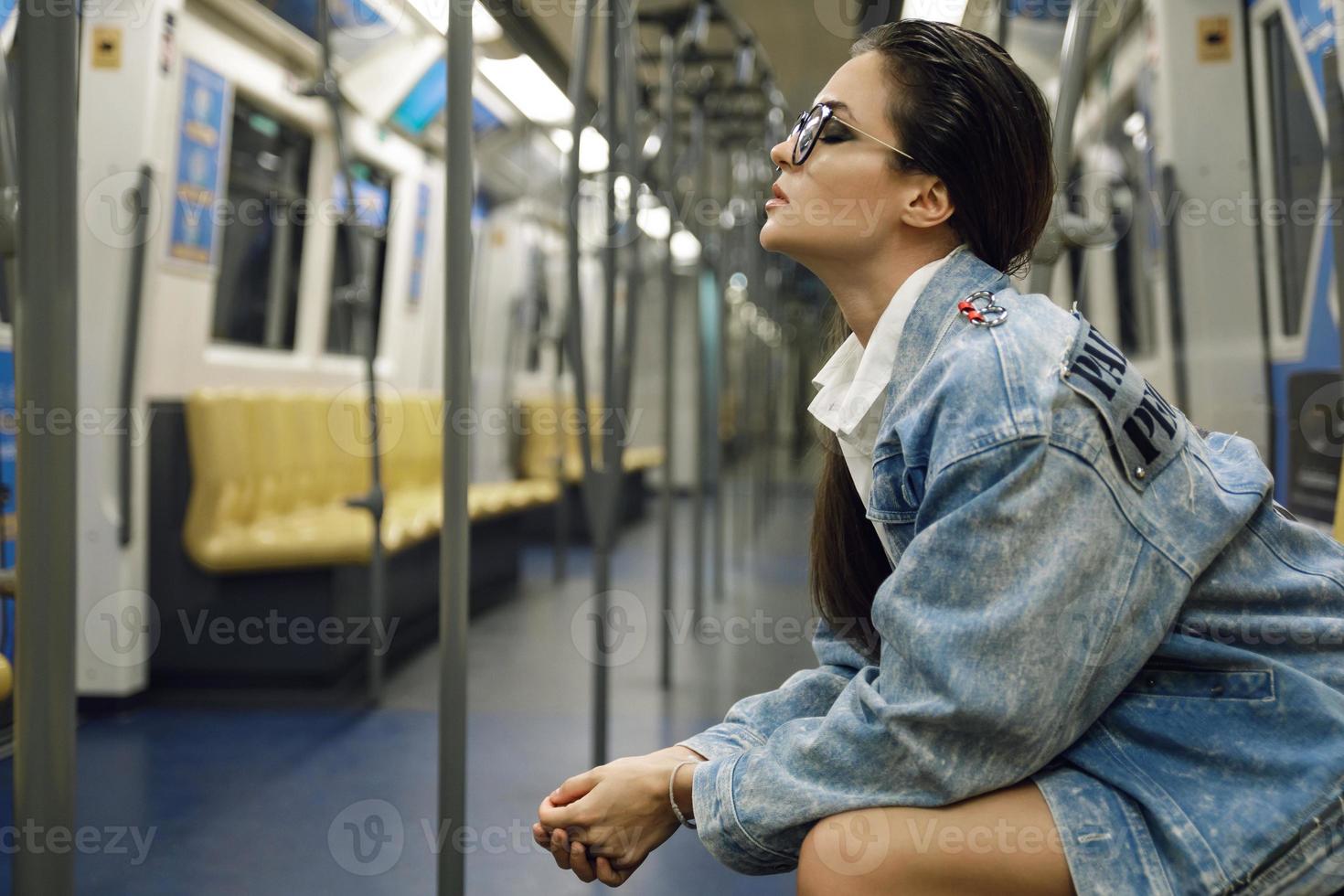 sexy Model posiert im U-Bahn-Wagen foto