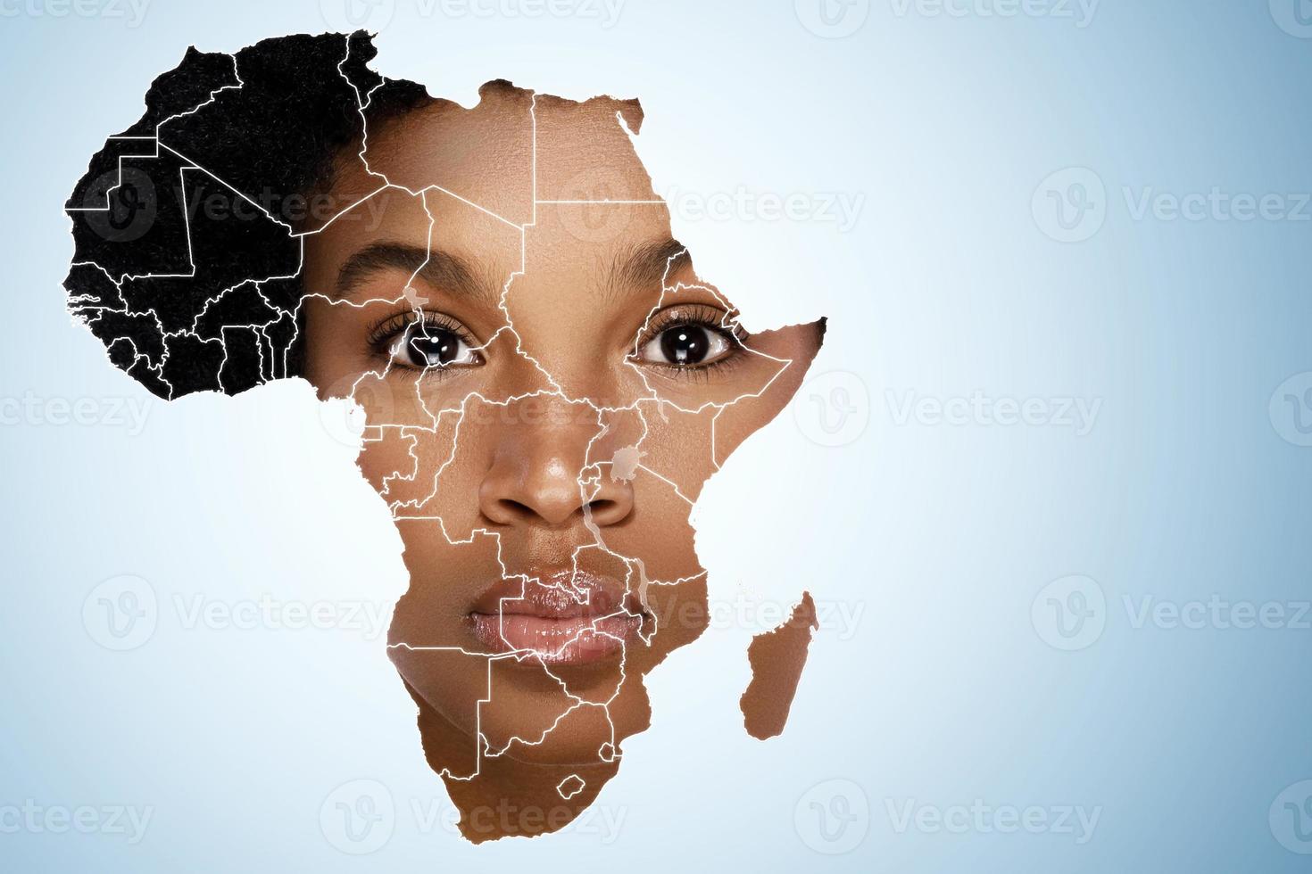 gesicht der afrikanischen frau innerhalb der karte von afrika foto