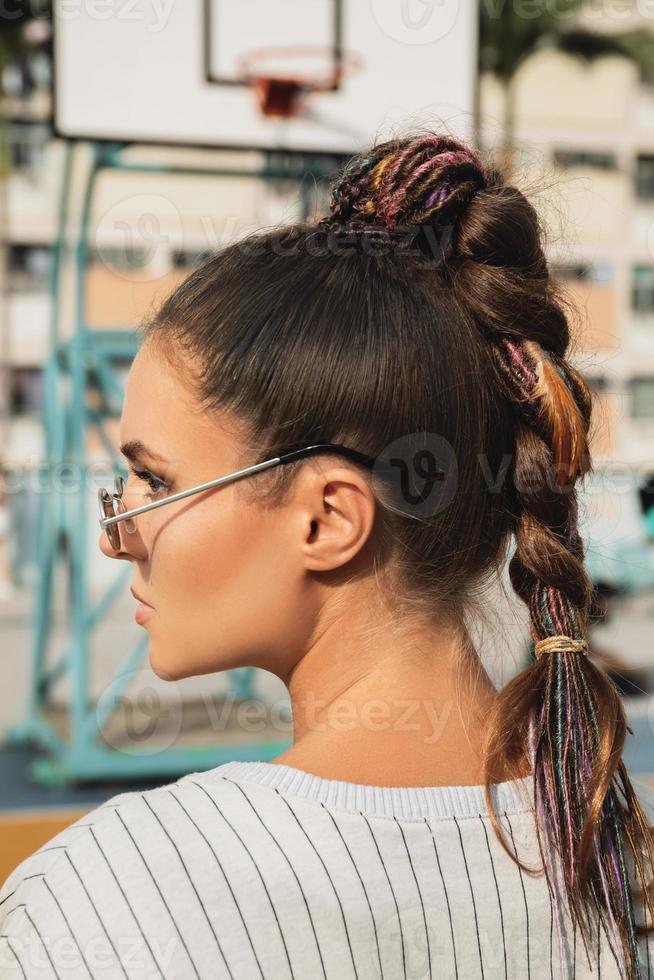 junge frau mit trendiger frisur mit sonnenbrille foto