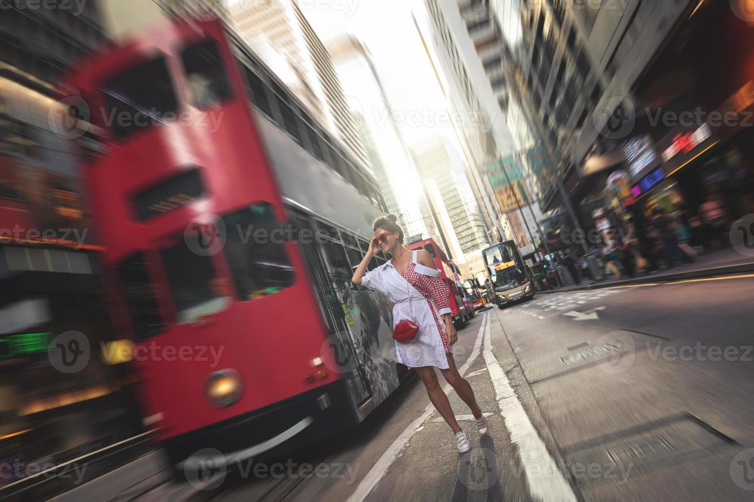 stilvolle frau, die entlang der straße von hongkong-stadt geht foto