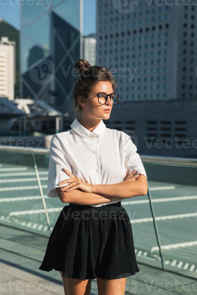 Frau in eleganter Freizeitkleidung in der modernen Stadt foto