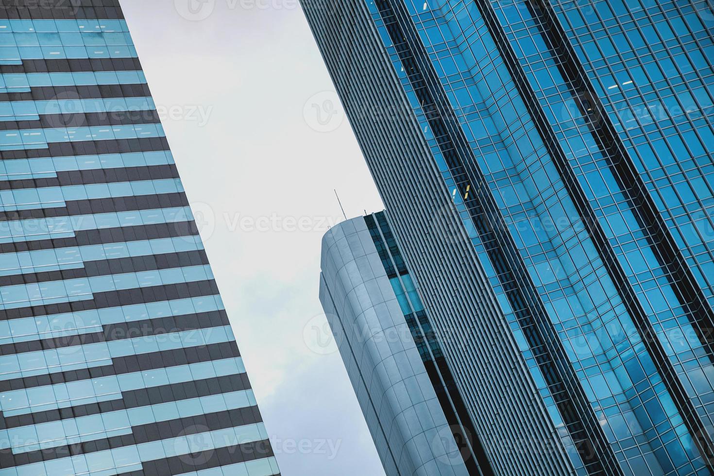 moderne stadt mit hohen wolkenkratzern in hongkong foto