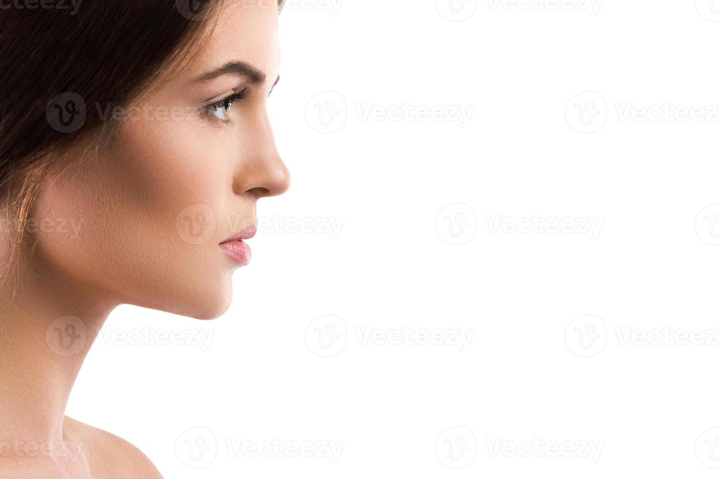 Porträt der jungen schönen Frau auf weißem Hintergrund foto