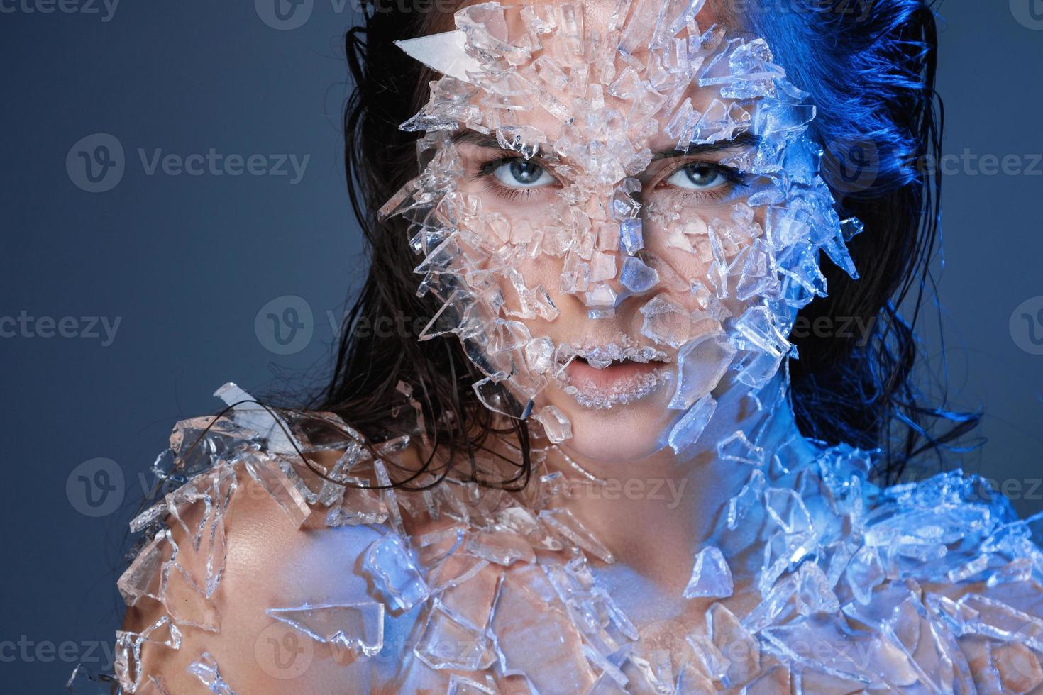 weibliches Gesicht mit vielen kleinen Glas- oder Eisstücken bedeckt foto