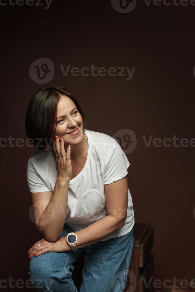 Porträt einer schönen Frau mittleren Alters, die in einem Studio posiert foto