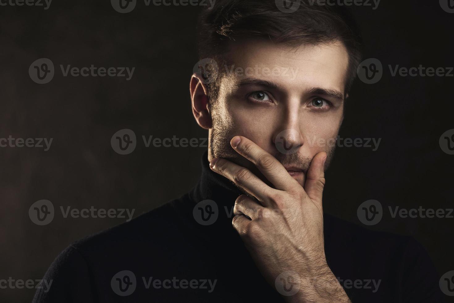 junger gutaussehender Mann mit Rollkragen foto