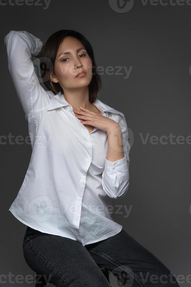 Schönes asiatisches Modell mit übergroßem weißem Hemd foto