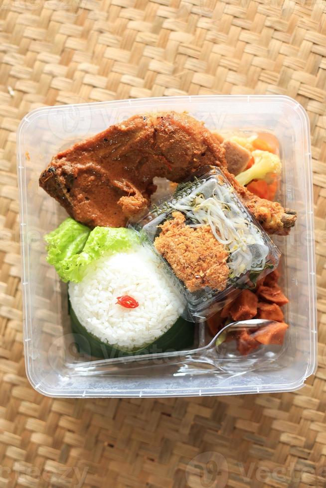 Nasi Kotak oder Reisbox oder Lunchbox, beliebt als Sego Berkat foto