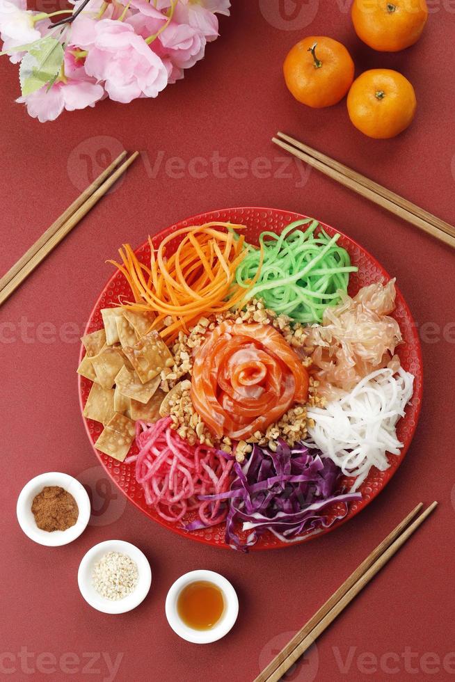 gesunder leckerer hausgemachter yee sang salat. foto