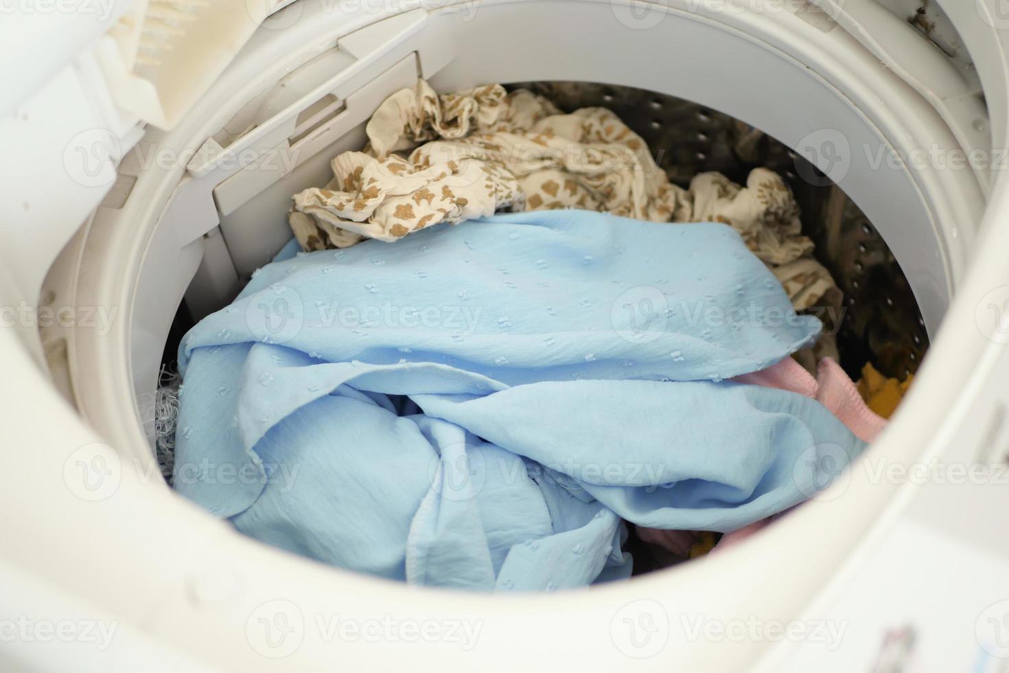 Nahaufnahme von Tüchern in einer Waschmaschine. foto