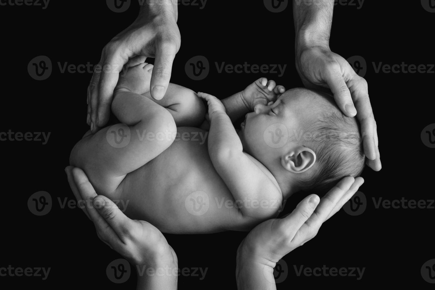 süßes neugeborenes baby in den händen des vaters und der mutter foto