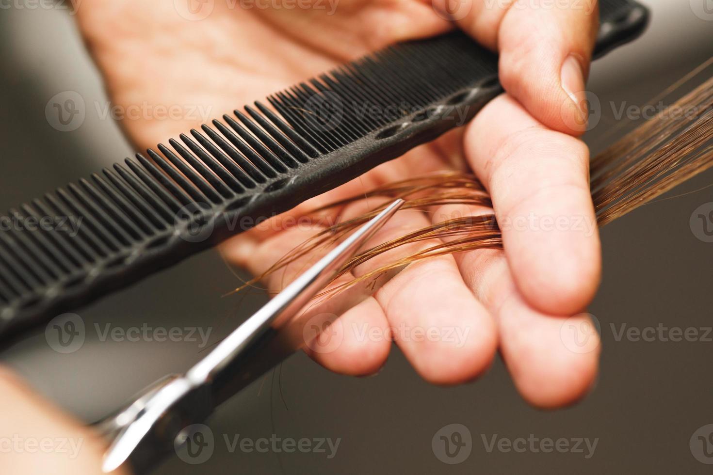 Friseur männliche Hände beim Schneiden von weiblichen Haaren foto