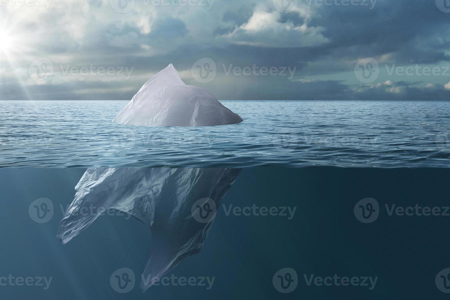 Plastiktüte, die wie ein Eisberg im Meer schwimmt foto