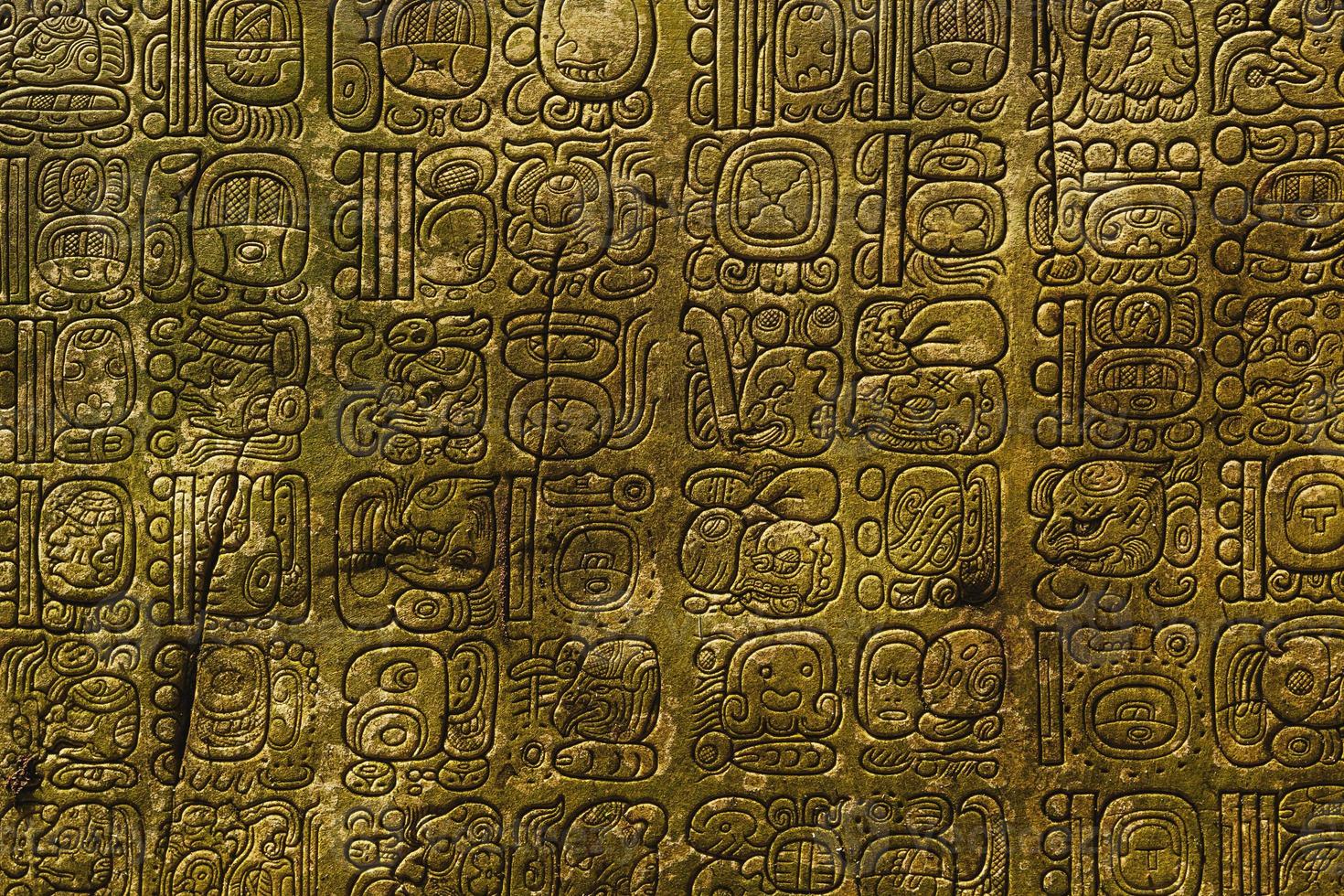 alte Maya-Schrift in die Steinmauer gemeißelt foto