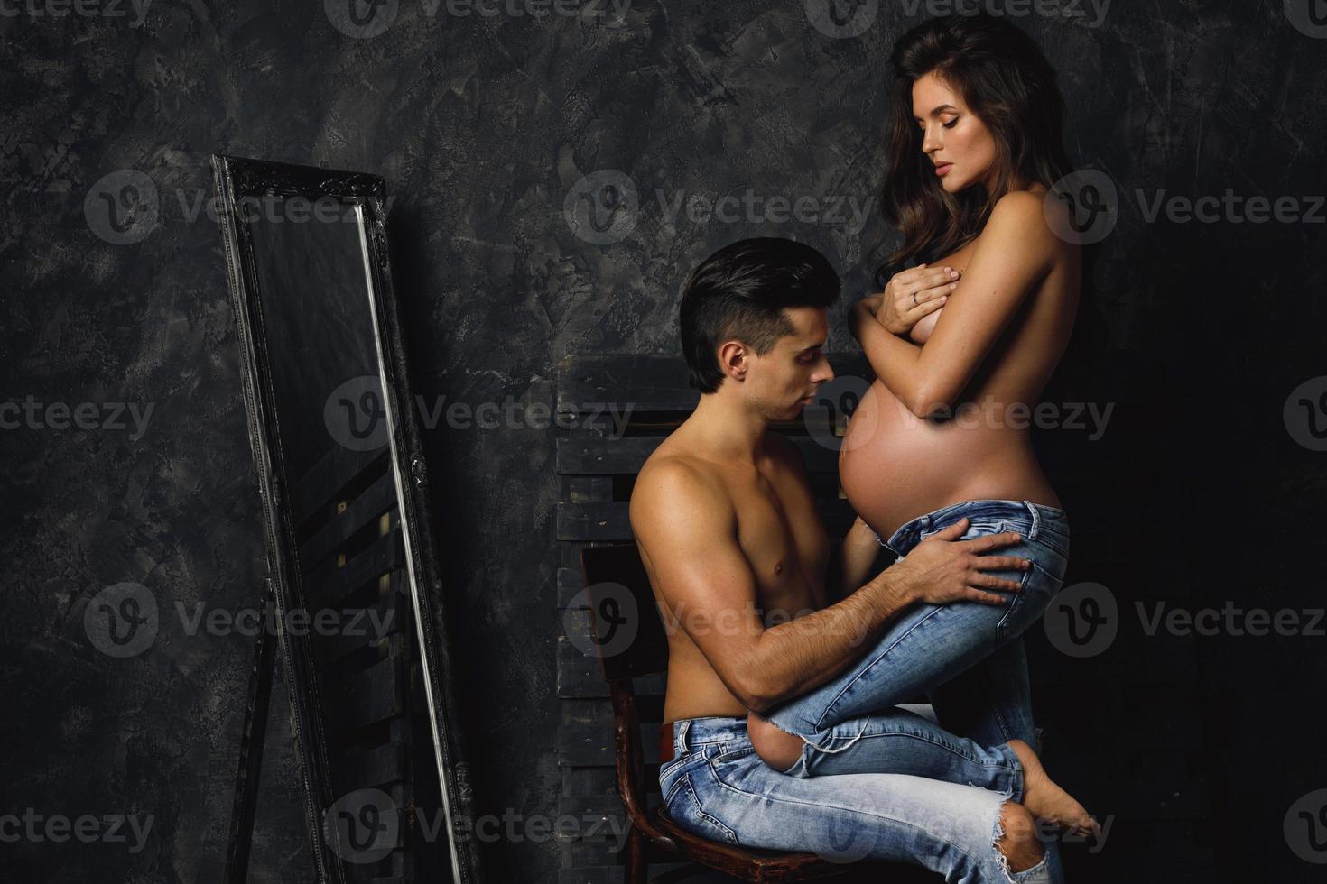 Sinnliches junges Paar, das auf ein Baby wartet. foto