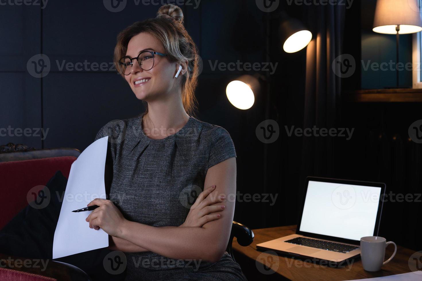 junge und schöne Geschäftsfrau, die spät in der Nacht arbeitet foto