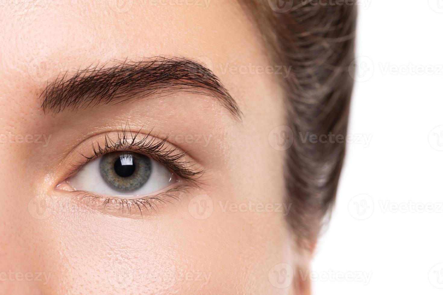 Nahaufnahme des jungen weiblichen Auges ohne Make-up foto