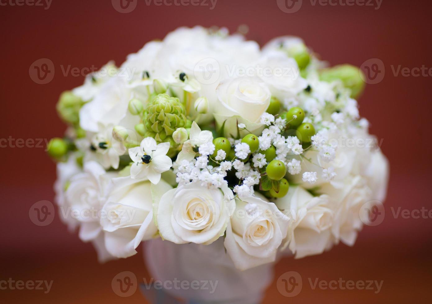 Hochzeit Brautstrauß aus weißen Rosen auf rotem Grund foto