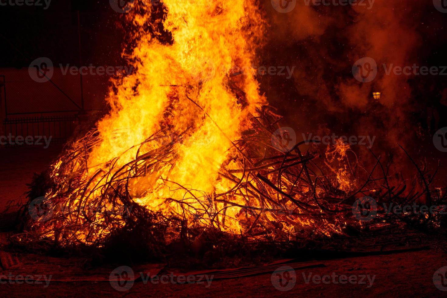 Explosion, die einen Brand verursachte foto