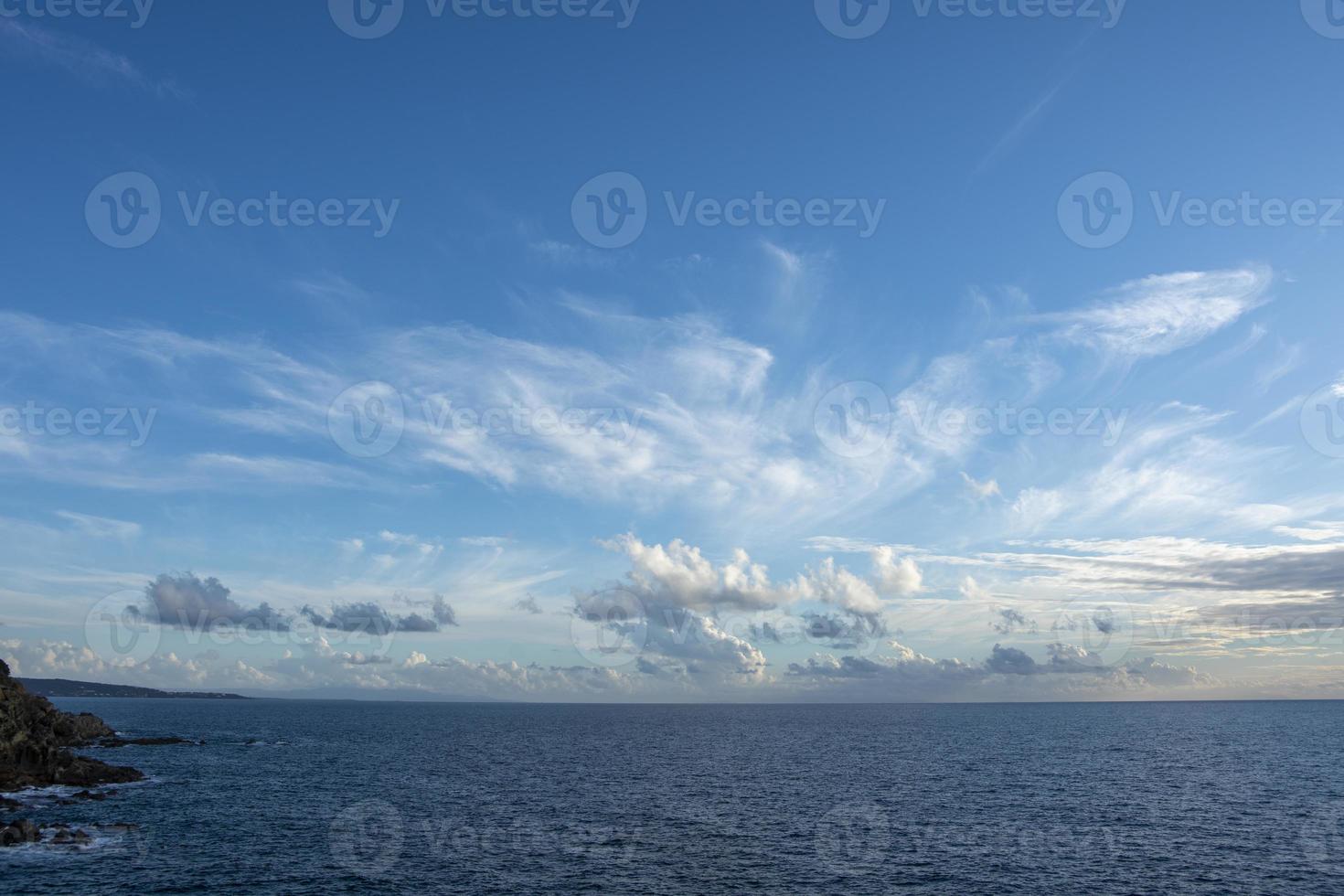 schöne Wolken über dem Ozean foto