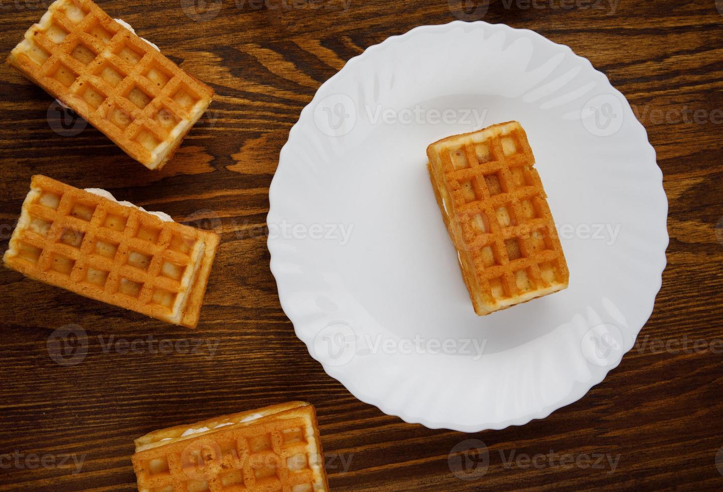 Wiener Waffeln liegen auf und neben einem weißen Teller. foto