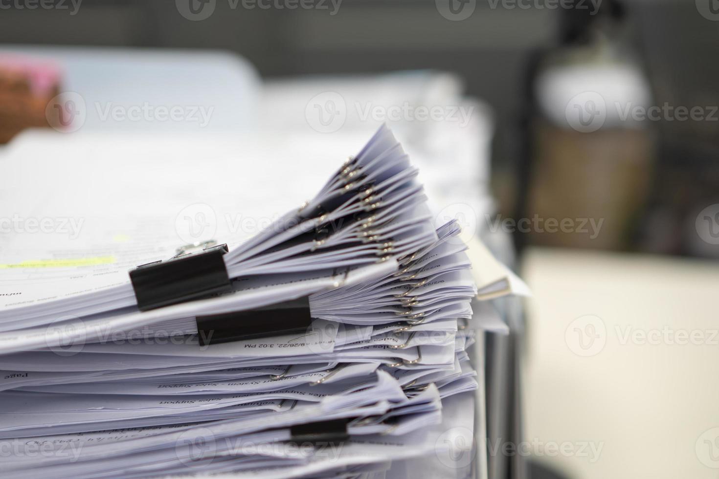 stapel papier, dokument, viele aufgaben, die darauf warten, auf dem tisch erledigt zu werden, beschäftigtes konzept foto