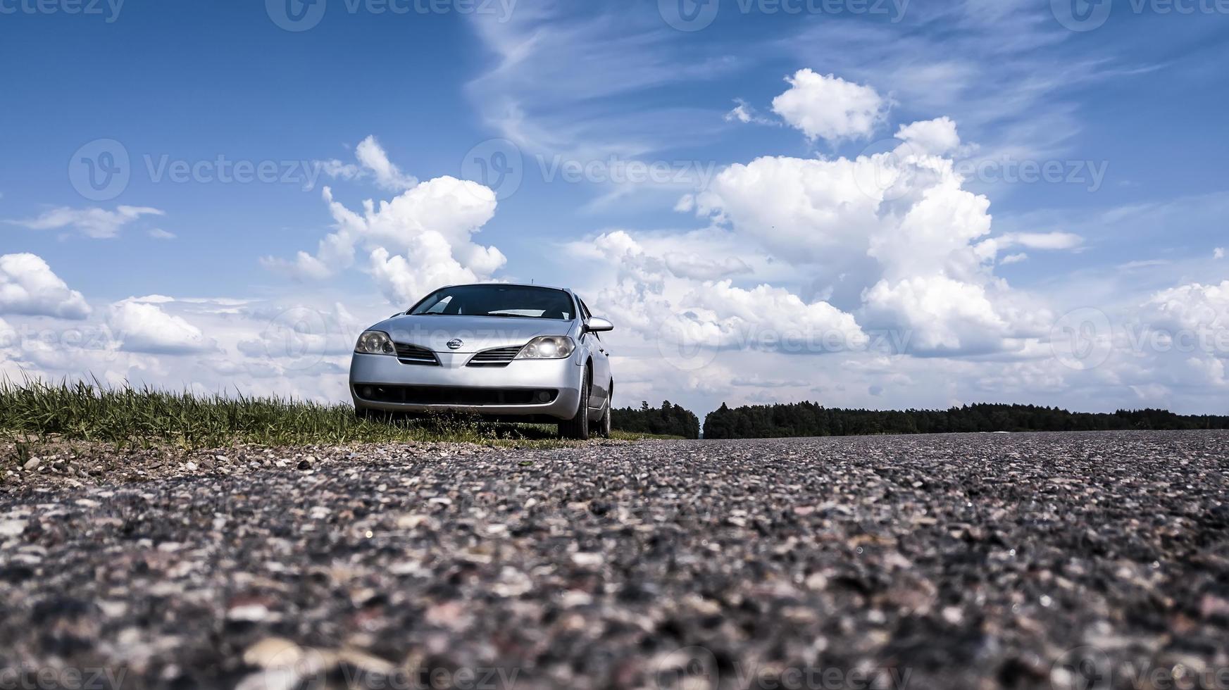 Nissan Primera P12 auf der Straße foto