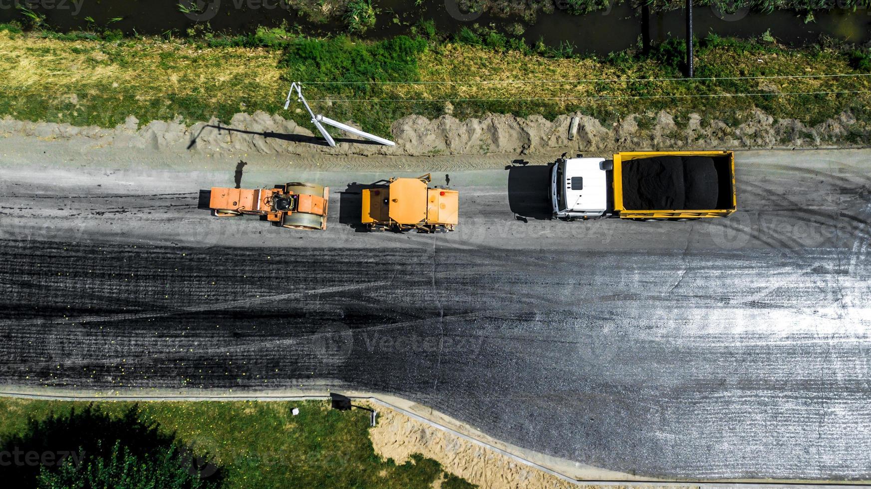 Luftbild auf der im Bau befindlichen neuen Asphaltstraße foto