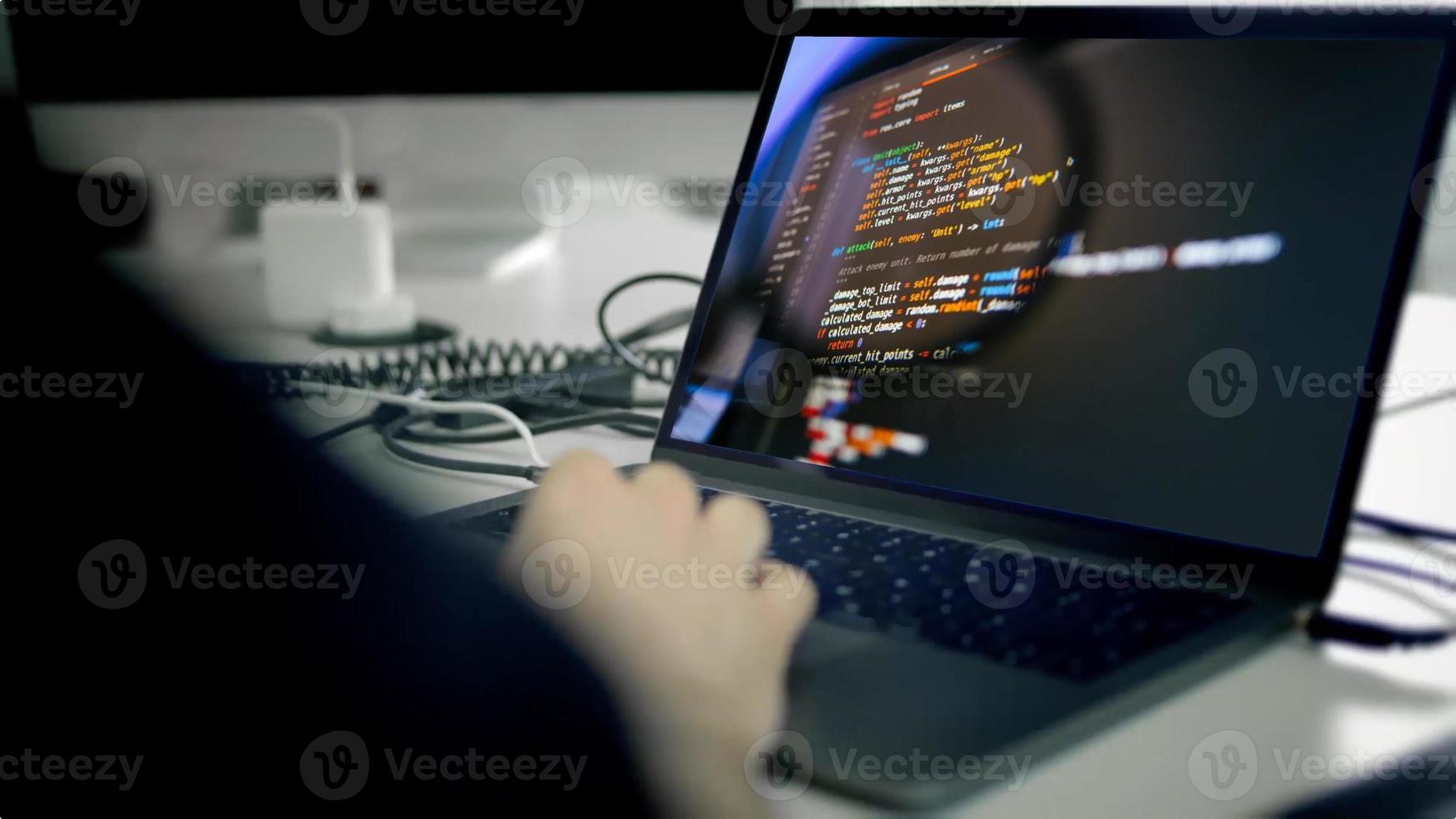 Programmierung. Mann arbeitet am Computer im Büro und schreibt Codes am Schreibtisch. Programmierer, der Datencode schreibt und an einem Projekt bei einer Softwareentwicklungsfirma arbeitet. hochwertiges Bild. foto