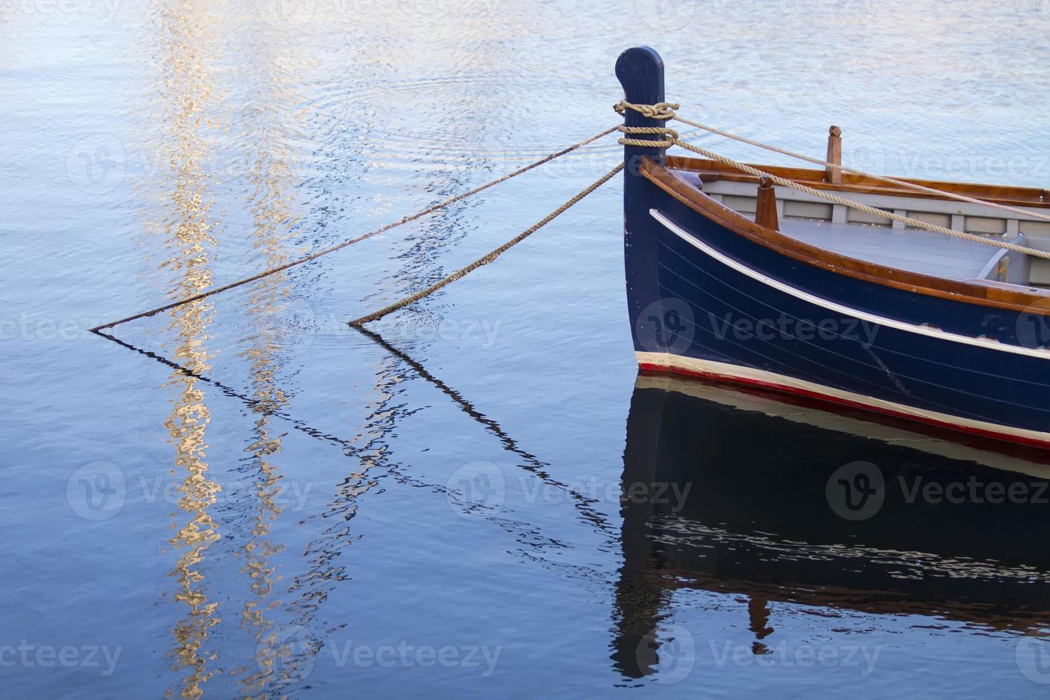 verankertes Boot auf dem Wasser foto