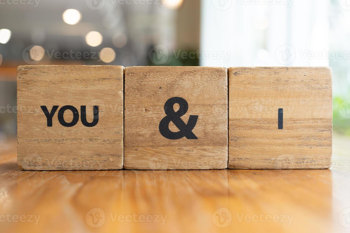 Wort du und ich. du und ich blockieren. das Wort Liebe bildete sich mit kleinen Holzklötzchen. selektiver Fokus. foto