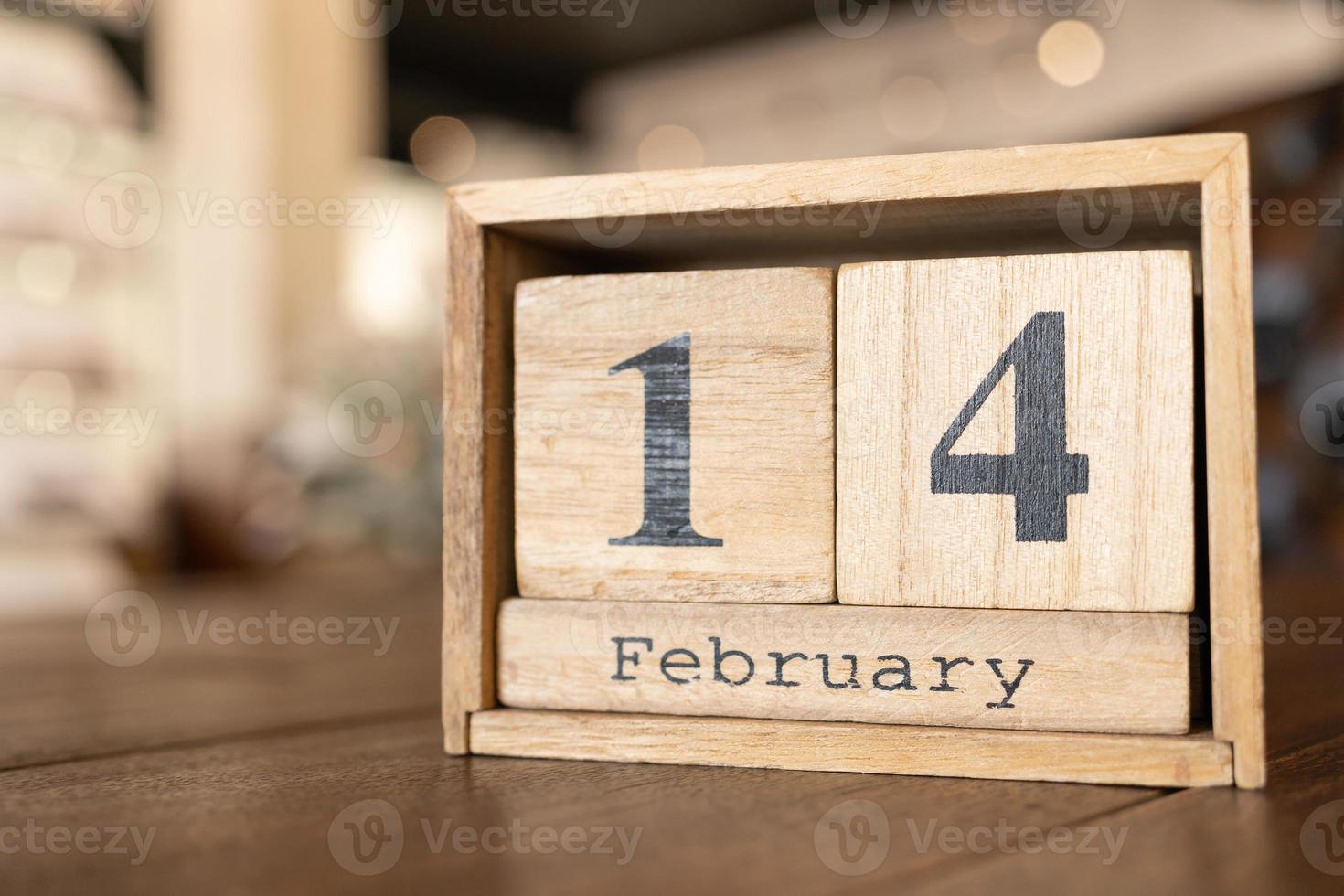 14. feb alles gute zum valentinstag. Kalenderdatumstext vom 14. Februar auf Holzblöcken mit anpassbarem Platz für Text oder Ideen. kopierraum und kalenderkonzept. foto