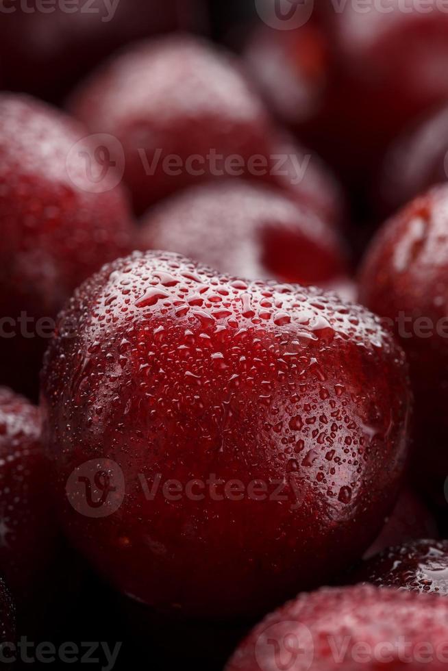 Reife und frische Beeren einer Süßkirsche mit Wassertropfen in der Nähe. foto