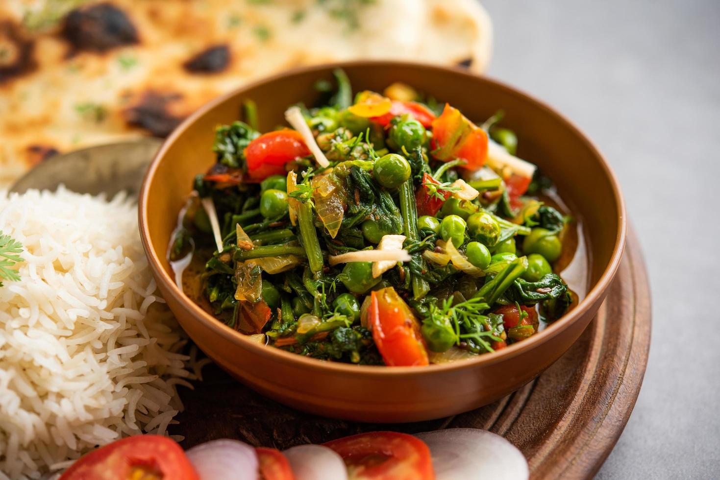 palak matar curry auch bekannt als spinat geen erbsen masala sabzi oder sabji, indisches essen foto