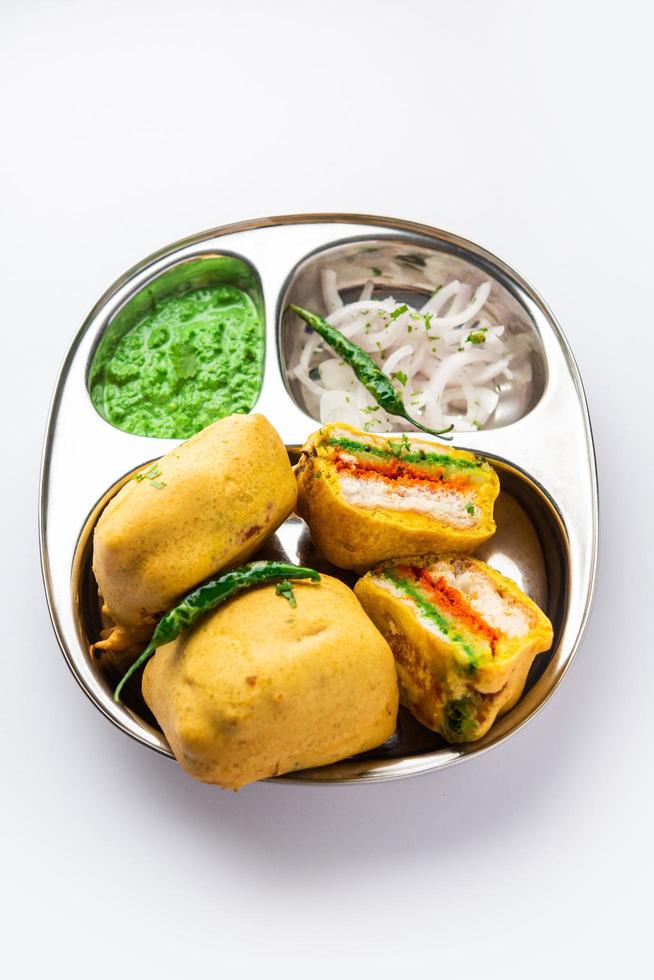 Ulta Vada Pav wird mit einem würzigen, mit Kartoffeln gefüllten Brötchen zubereitet foto