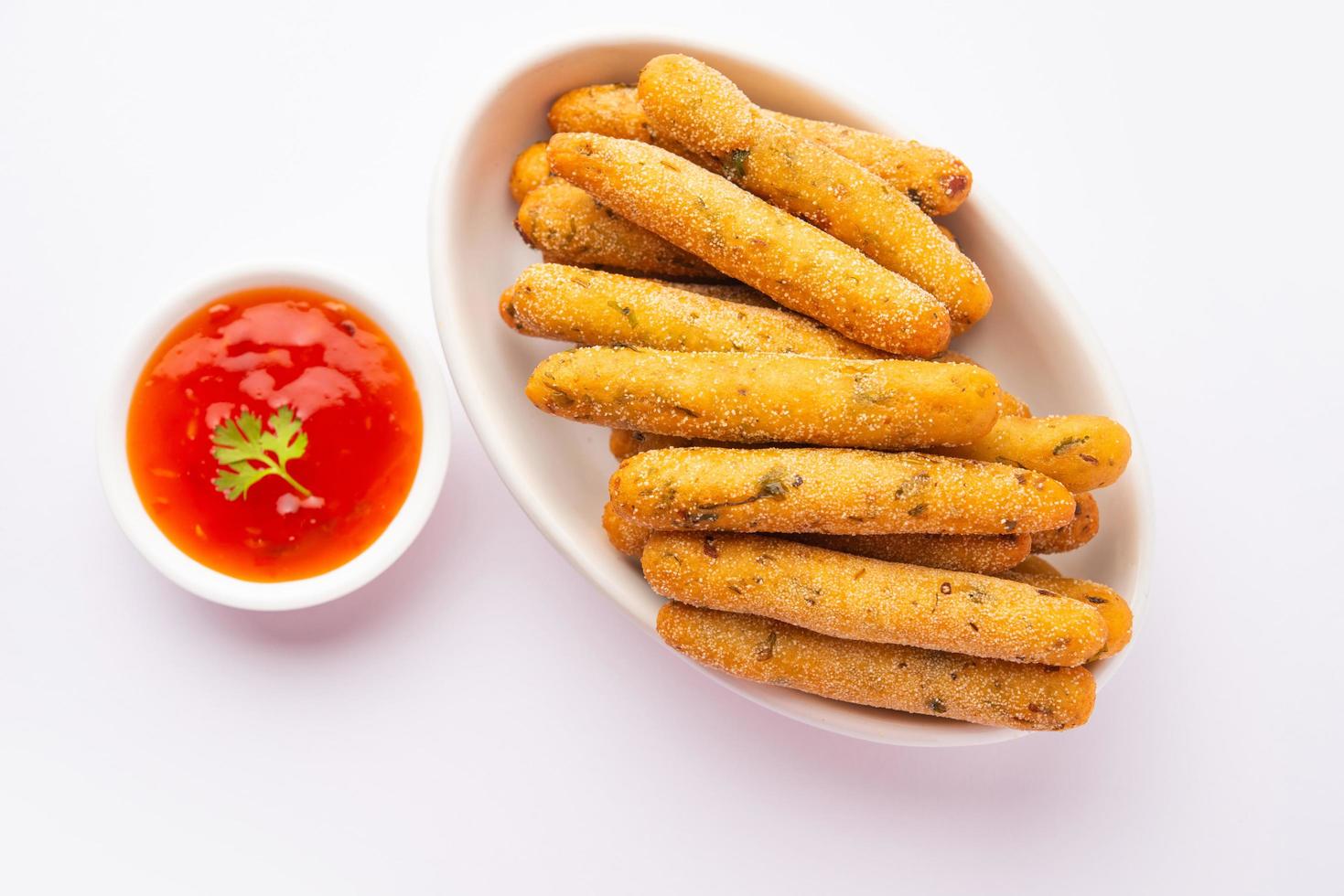 knusprige Rava-Aloo-Finger oder frittierte Fingersticks aus Kartoffelgrieß, serviert mit Ketchup foto