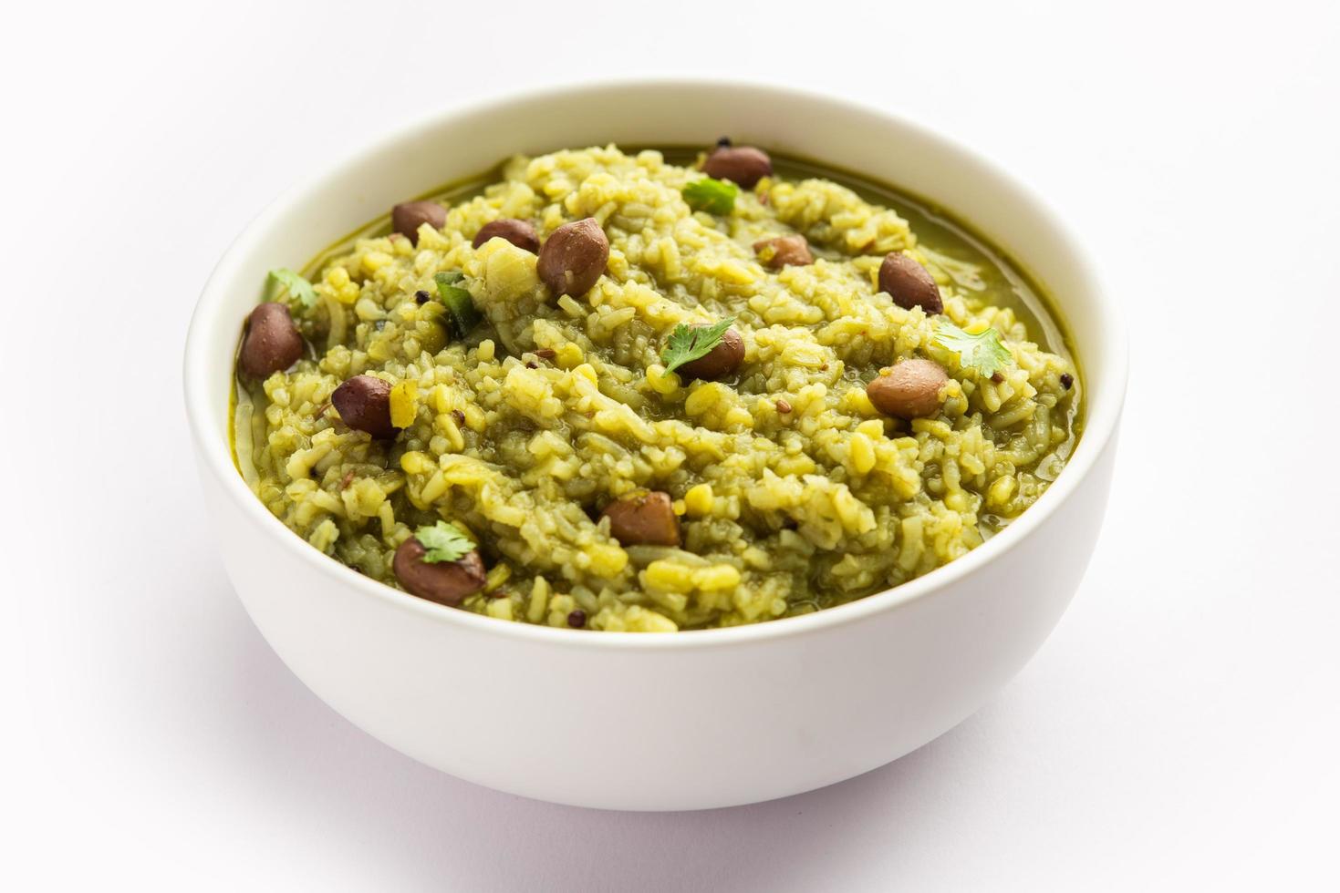 Palak Khichdi ist ein nahrhaftes Eintopfgericht aus Mungolinsen und Reis mit Spinat, indisches Essen foto