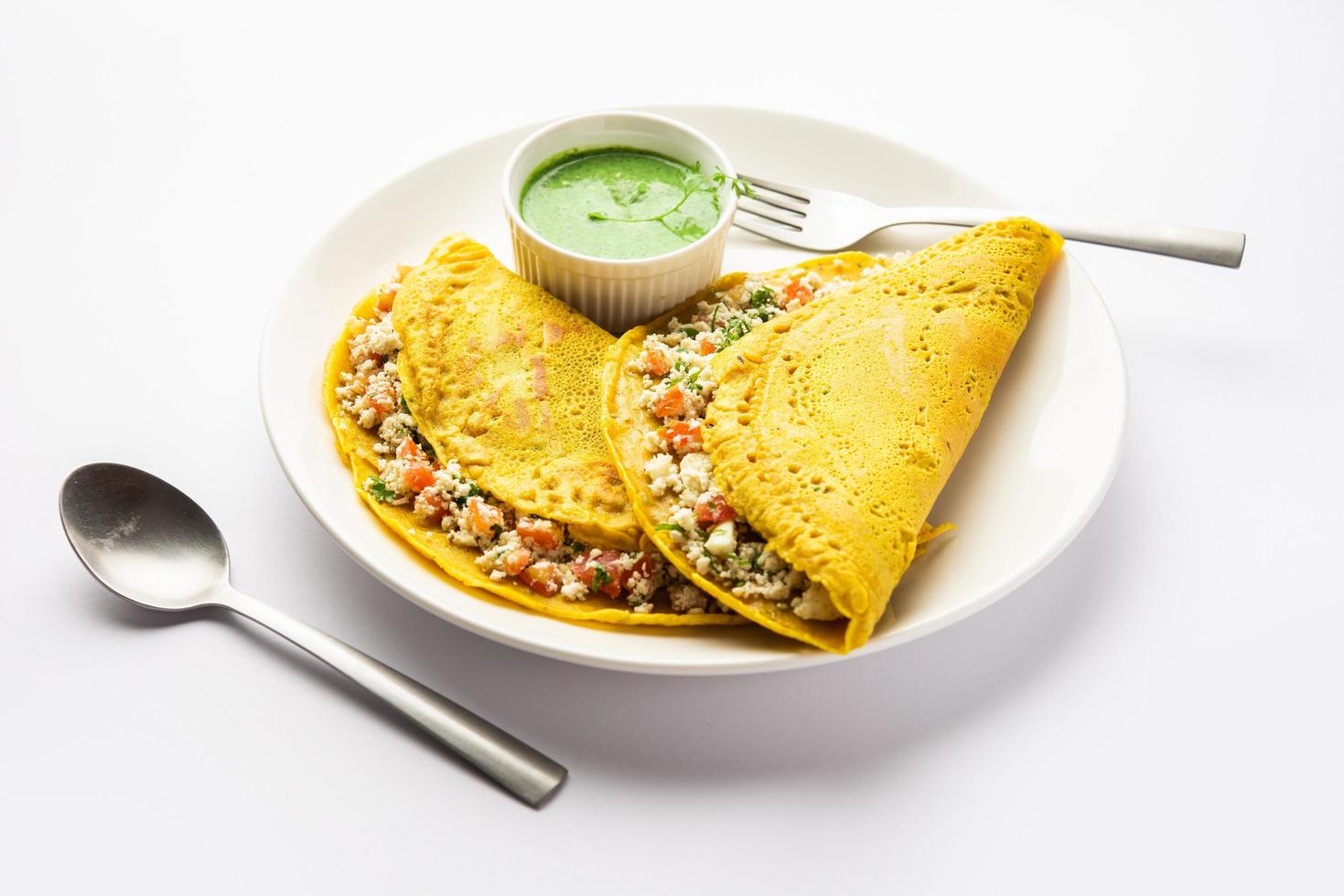 Paneer-gefüllte Besan-Chila oder Cheela aus Kichererbsenmehl mit Hüttenkäsefüllung foto