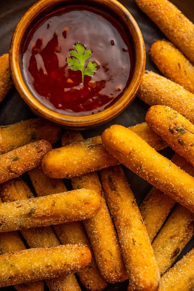 knusprige Rava-Aloo-Finger oder frittierte Fingersticks aus Kartoffelgrieß, serviert mit Ketchup foto